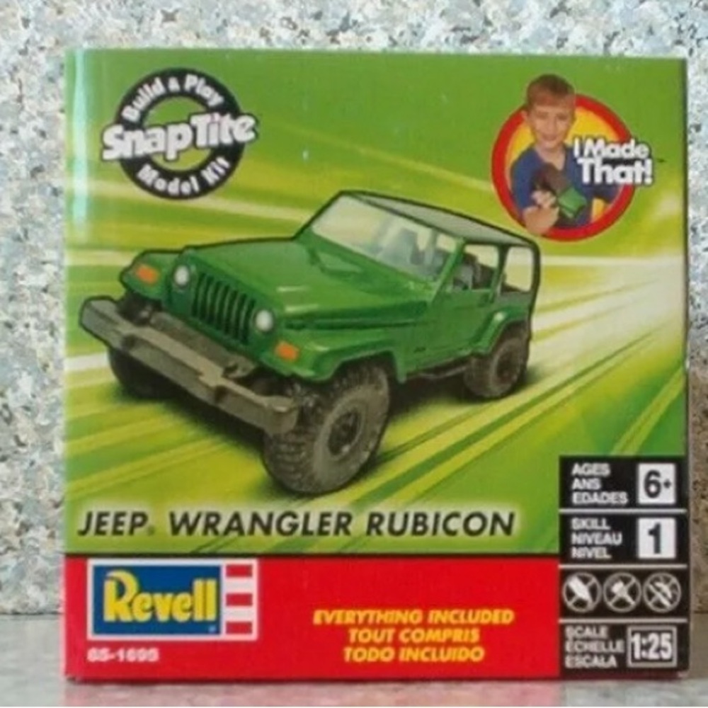 Jeep Wrangler Rubicon 1:25 scale Revell SnapTite Kit Molded In Green